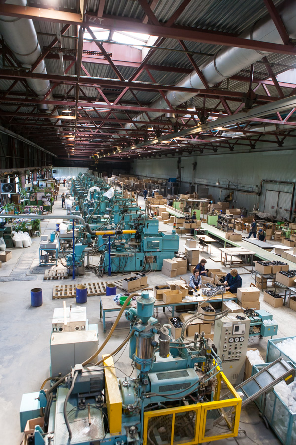 Линия сборки термосов. Участок термопластавтоматов